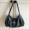 イブニングバッグは女性のためのカジュアルな豪華なデザイナーのハンドバッグと財布2023でPUワックスの革のルーチ付きベルトバックルスモールY2Kショルダーバッグ