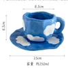 Koppar tefat handmålade blå himmel vita moln kaffemugg med tefat keramisk handgjorda te koppar härlig present oregelbunden