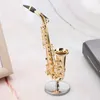 Decoratieve objecten Beeldjes Instrument Muzikaal model Miniatuur altsaxofoonreplica met standaard en koffer Vergulde ornamenten 230928