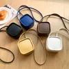 Akşam çantaları 2023 Kadın Çanta Meydanı Mini Basit Katı Vintage Küçük Bisküvi Crossbody Earfone Ağız Kırmızı