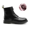 Boots Doc Martens مصمم للرجال للنساء أحذية رياضية فاخرة ثلاثية السود الأبيض الكلاسيكية الكلاسيكية في الكاحل القصيرة الجوارب الشتوية الثلج في الهواء الطلق أحذية دافئة