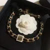 Bijoux de luxe C Famille Petit Vent Parfumé Collier En Cuir Carré Pour Femmes Haute Édition Parfumée Grand-mère Clavicule Chaîne Classique De Mode