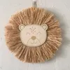 Pegatinas de pared Decoración de vivero nórdico Hecho a mano Madera Paja Tejida Dibujos animados León Decoración Adorno colgante para la habitación de los niños 230928