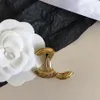 23SS Einfache Marke Brief Designer Pins Broschen für Frauen Männer Leder Mode Kristall Perle Kupfer Brosche Gold Platte Pin schmuck P335j