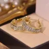 Luksusowy 18K Gold Kodeling Masowa biżuteria Diamond Projektant Earch Earing Wszechstronny Kolczyki Hoop Materiał ze stopu tytanowego dla kobiet dziewczyny imprezowe prezenty ślubne