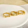 Anillos de boda Moda Chapado en oro Letras brillantes Anillos de acero inoxidable para mujeres Hombres Mamá SIS Papá Joyería polaca de alta calidad Regalo de Navidad 230928