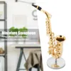 Decoratieve objecten Beeldjes Instrument Muzikaal model Miniatuur altsaxofoonreplica met standaard en koffer Vergulde ornamenten 230928