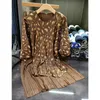 Kvinnors tvådelade byxor Miyake Pleated Gold Silk Craft 2023 Fall Suit Oregelbunden design Löst tunn t-shirt bred ben Tvådelar plus storlek
