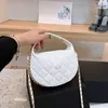 Tendencia Mujeres Redondo Clásico Cremallera Bolsa de cosméticos Cuero versátil Acolchado Diamante Cadena de celosía Accesorios de lujo Diseñador Bolso cruzado