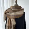 Halsdukar kvinnor vinter halsduk klassisk varm mjuk stor filt wrap sjal tofsels foulard bufanda sjalar plädomslag