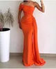 Sexiga arabiska långa brudtärna klänningar för bröllop Silk Satin Orange Mermaid One Shoulder Party Sweep Train Hemma Hederklänningar 403