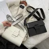 Nuevo bolso de hombro con diseño de piedra, bolsos de diseñador a la moda, bolsos cruzados con correa ancha para mujer, bolso de mano con solapa de viaje para mujer