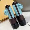 Nieuwste halve laarzen Designer koeienhuid Splice bedrukte stoffen damesschoenen vetersluiting ronde tenen Tweekleurige splitsen Martin bootie 35-41 Fashion Bag decoratie Combat boot