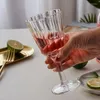 ワイングラス2PCSレトロガラスエンボス型シャンパンフルートホームジュースカップ飲酒バーウェディングパーティーゴブレットドリンクウェアギフト