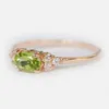 Anéis de casamento Fashion Luxury Olive Green Charm Oval Corte