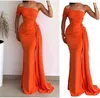 Sexiga arabiska långa brudtärna klänningar för bröllop Silk Satin Orange Mermaid One Shoulder Party Sweep Train Hemma Hederklänningar 403