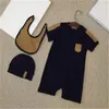 Designer Baby Romper Bomull Baby Pojkar Flickkläder Tecknad Kortärmad dockkrage Nyfödd Jumpsuits Hatt Haklapp 3PC Outfit Klädset