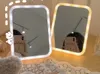 Le dernier miroir de courtoisie éclairé de 17,3 x 12,8 cm avec miroir de maquillage de bureau de type lampe LED, de nombreuses options de couleurs, prise en charge d'un logo personnalisé