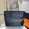 2021 nuove borse firmate Re-Nylon Tote Bag Shopping Bag Borsa da donna in nylon Borsa a tracolla da donna con manico di grande capacità68