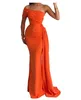 Sexiga arabiska långa brudtärna klänningar för bröllop Silk Satin Orange Mermaid One Shoulder Party Sweep Train Hemma Hederklänningar 403