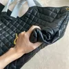 Lüks tasarımcı çantalar icare maxi çanta moda rombik kuzu derisi cüzdan omuz büyük tote 22.8inch kadın plaj seyahat alışveriş çantaları siyah