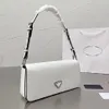 Borsa a tracolla con logo triangolare Femme di marca Italia Milano Borse vintage in pelle verniciata sotto le ascelle Borsa con tracolla regolabile L241Z