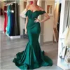 2023 Dunkelgrüne Abendkleider Meerjungfrau aus der Schulter Rüschen Satin Sweep Zug Plus Size Falten Abendkleid Formelle Custom Vestidos