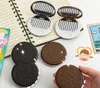 Le dernier miroir de courtoisie éclairé 6.5X1.2CM Sandwich Cake Makeup Mirror prend en charge de nombreuses options de couleur pour le logo personnalisé