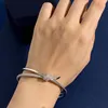 Nuovo design Bracciale rigido Corda Piena di diamanti Ciondolo Ciondolo da donna Lussuoso annodato Croce con diamanti Braccialetti a catena da donna Gioielli di design Regalo