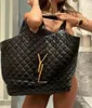 Lüks tasarımcı çantalar icare maxi çanta moda rombik kuzu derisi cüzdan omuz büyük tote 22.8inch kadın plaj seyahat alışveriş çantaları siyah