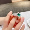 2023 INS Top Sell Wedding Rings mousserande lyxiga smycken 925 Sterling Silver Princess Cut Emerald Party CZ Diamond Promise Women Justerbar öppen ringgåva