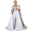 Chic Arabe Femmes Combinaisons Robes De Mariée Dentelle Applique Manches Longues Robes De Mariée Avec Cape Moderne Élégant Blanc Satin Robe De Novia