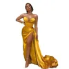 Prom 2023 gula klänningar guld älskling satin sjöjungfru sida delad ärmlösa långa svarta flickor ruched svep tåg formella fest aftonklänningar