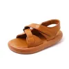 Sandales 2022 Summer des chaussures de plage simples de nouvelles filles Fashion Sandales pour les enfants pour garçons Soft Bottom Kids Solid Brown Classic Pu T230103