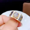 Clusterringen Prachtige sprankelende Moissanite Ring voor mannen Muscular Power Man Real 925 Silver Birthday Gift Gly beter dan diamant