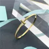 Pulsera de diseño Brazalete con dijes Letra T Pulseras de lujo Joyería para mujeres Brazalete Accesorios de moda Aleación de acero de titanio 18 k Gol7623314