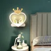 プリンセス子供用部屋のベッドルームベッドサイドライトスワンストロベリーガール飾りのためのウォールランプノルディックラブハートクラウン