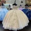 2023 Quinceanera Ball Gownドレスライトシャンパンオフショルダースパンコールのレースアップリケクリスタルビーズ