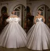 Abito da sposa con piume fantasia Collo trasparente Abito da sposa trasparente con cristalli e perline