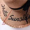 Lettre de tissage à la main avare Chapeaux de soleil pour les femmes Ruban noir à lacets Chapeau de paille à large bord Chapeau de plage en plein air Casquettes d'été Chapeu Feminino 0103