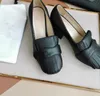 Tacchi grossi da donna Scarpe scenografiche classiche Designer comode donne non slittati Non slittanti Ladies Black White Leather Shoes 34-40