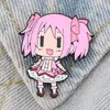 Brosches kaname madoka metall pins märken på ryggsäck japanska kvinnor brosch smycken söta kläder lapel anime modetillbehör gåvor