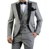 Trajes de hombre Gris Slim Fit Boda para hombres 3 piezas Novio personalizado Esmoquin Solapa en pico Hombre Ropa de moda Conjunto Chaqueta Chaleco con pantalón