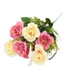 Dekorative Blumen, künstlicher Schneeflocken-Sweetheart-Rosenstrauß im europäischen Stil, Hand hält Blumen, Straßendekoration