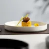 Tallrikar avancerad senseplatta maträtt hem restaurang ljus lyx kreativ västerländsk middag platt vit fransk dessert bord