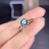 Clusterringen 925 Sterling Silver Green Moissanite Ring 1CT Round Cathedral Engagement voor vrouwen