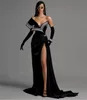 2022 Black Velvet aftonklänningar svep Train från axel sjöjungfrun prom klänningar höga slitspärlor vestidos formella kändis klänningar