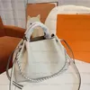 2022 Bella Mahina Tote perforata Borsa con coulisse di design di lusso Lettera Modello floreale Borsa con manico a tracolla in pelle da donna Hollow275b