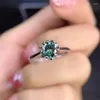 Clusterringen 925 Sterling Silver Green Moissanite Ring 1CT Round Cathedral Engagement voor vrouwen