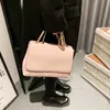 2023 Luxe gloednieuwe T en B -tas Europeaan Amerikaanse stijl Rhombic Chain One Shoulder Messenger Pure Color Tassel Bag